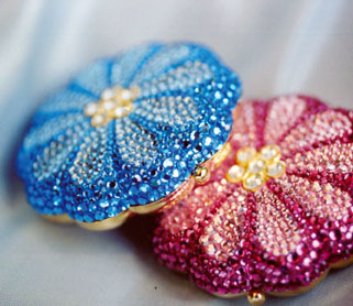 These two-sided mirrors feature Swarovski ® crystals.